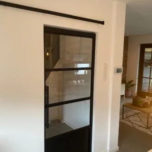 Deur met stalen onderplaat