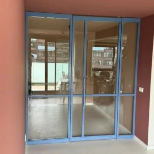 Blauwe deur wand combinatie