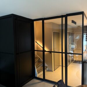 Glazen wand en kelderkast