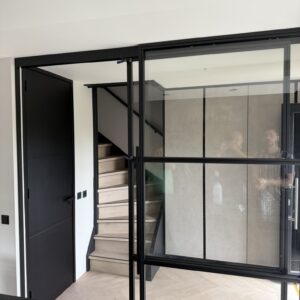 Glazen wand met enkele deur