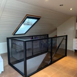 Glazen u balustrade met smoke glas