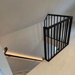 Balustrade met hoek en verticale spijlen