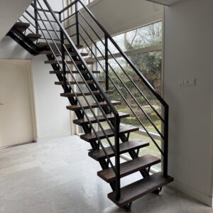 Trapbalustrade met schuine horizontale spijlen