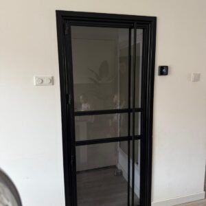 Zwarte scharnierdeur zonder verbouwing